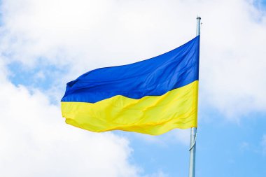 Ukrayna 'nın ulusal bayrağı (sarı ve mavi) gün boyunca bayrak direğinde