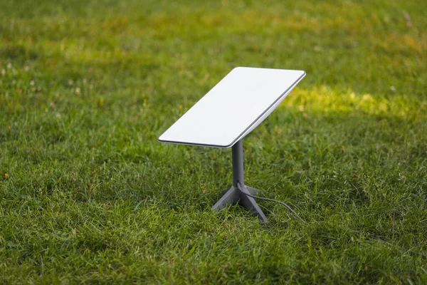 星リンク衛星ベース 衛星インターネット星座 日中公園の芝生に — ストック写真