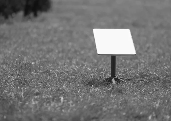星リンク衛星ベース 衛星インターネット星座 日中公園の芝生に — ストック写真