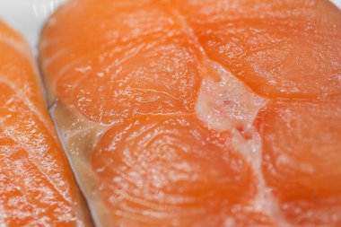 Bir parça Atlantik somonu (Salmo salar) bir tabakta yatıyor. 