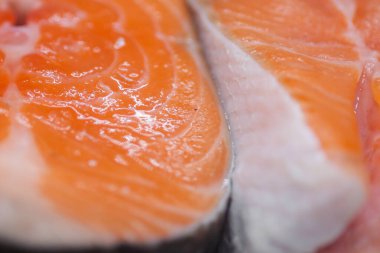 Bir parça Atlantik somonu (Salmo salar) bir tabakta yatıyor. 