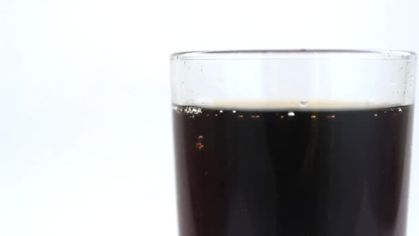 Una Bebida Carbonatada Coque Pespi Vierte Vaso — Vídeos de Stock