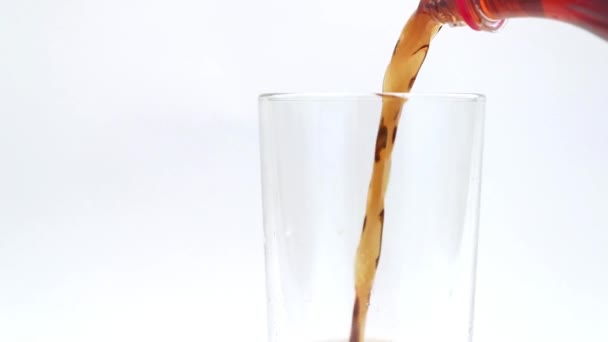 碳酸饮料一种碳酸饮料 可乐或比索 倒入杯子中 — 图库视频影像