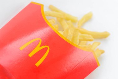 McDonald 's fast food zinciri logosu patates kızartması paketinde.