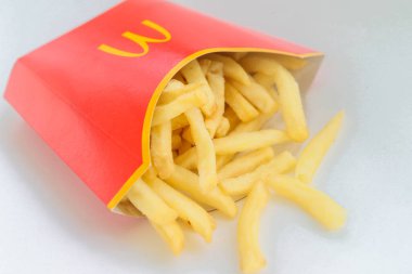 McDonald 's fast food zinciri logosu patates kızartması paketinde.