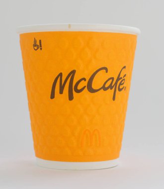 Üzerinde McCafe yazan bir karton bardak.