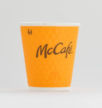 Üzerinde McCafe yazan bir karton bardak.