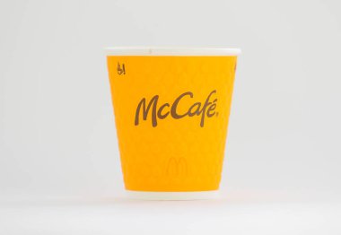 Üzerinde McCafe yazan bir karton bardak.