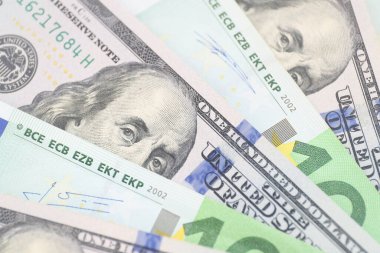 Amerikan doları ve euro banknotları