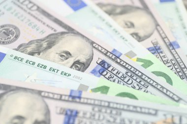Amerikan doları ve euro banknotları