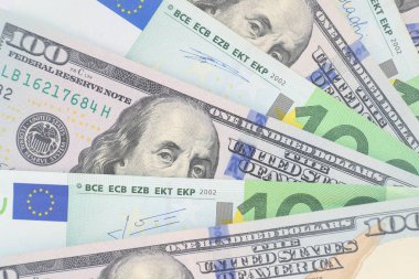 Amerikan doları ve euro banknotları