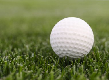 Yeşil çimlerde golf oynamak için oyun topu