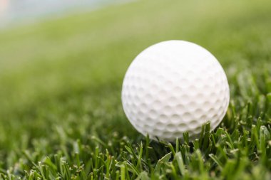 Yeşil çimlerde golf oynamak için oyun topu