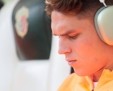 Poltava, Ukrayna - 14 Nisan 2024: Ukraynalı profesyonel futbolcu Heorhiy Sudakov Vorskla Poltava ile Shakhtar Donetsk arasındaki UPL maçı sırasında