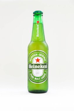 Bir şişe donmuş Heineken birası.