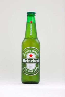 Bir şişe donmuş Heineken birası.