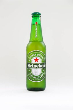 Bir şişe donmuş Heineken birası.