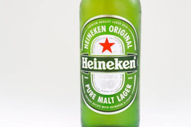 Bir şişe donmuş Heineken birası.
