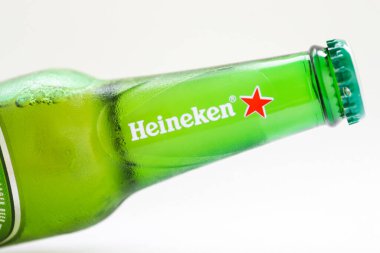 Bir şişe donmuş Heineken birası.