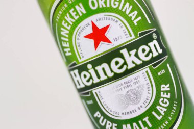 Bir şişe donmuş Heineken birası.