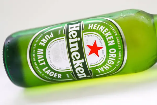 Uma Garrafa Congelada Cerveja Heineken — Fotografia de Stock