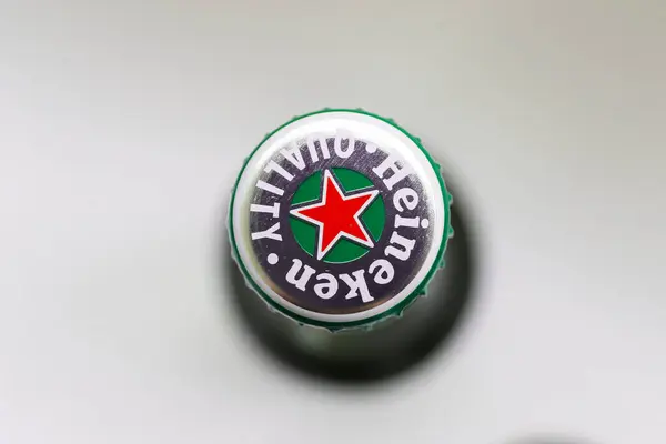 Замороженная Стеклянная Бутылка Пива Heineken Лицензионные Стоковые Фото