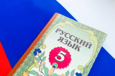 Rusça üzerine bir kitap (kitabın Rusça karşılığı) Rusya bayrağı üzerine