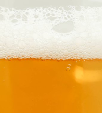 Tüketimden önce bardakta hafif bira