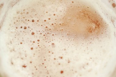 Tüketimden önce bardakta hafif bira