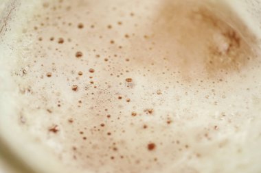 Tüketimden önce bardakta hafif bira