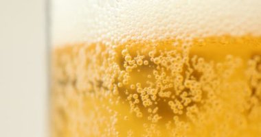 Tüketimden önce bardakta hafif bira