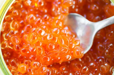 Metal bir kavanozda kırmızı somon yumurtası