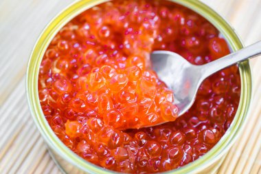 Metal bir kavanozda kırmızı somon yumurtası