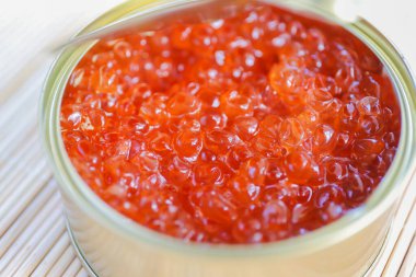 Metal bir kavanozda kırmızı somon yumurtası