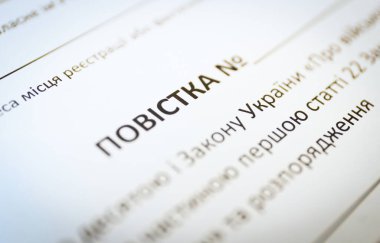 Askerlik celbi (tanık çağrısı) Ukraynalı askere alınmış bir adam için (Ukraynaca yazıya karşılık gelen))