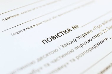 Askerlik celbi (tanık çağrısı) Ukraynalı askere alınmış bir adam için (Ukraynaca yazıya karşılık gelen))