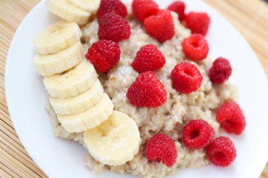 Ahududu ve muzlu yulaf ezmesi