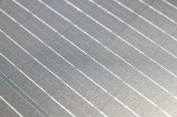 Güneşli bir günde güneş paneli çalışıyor