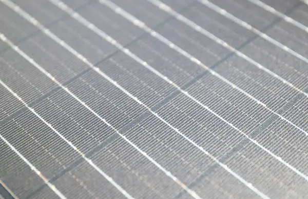 Güneşli bir günde güneş paneli çalışıyor