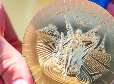 POLTAVA, UKRAINE - 16 AĞUSTOS 2024: Paris 2024 Yaz Olimpiyatları boks şampiyonu Oleksandr Khyzhniak sporcularla yapılan tören toplantısında altın madalya