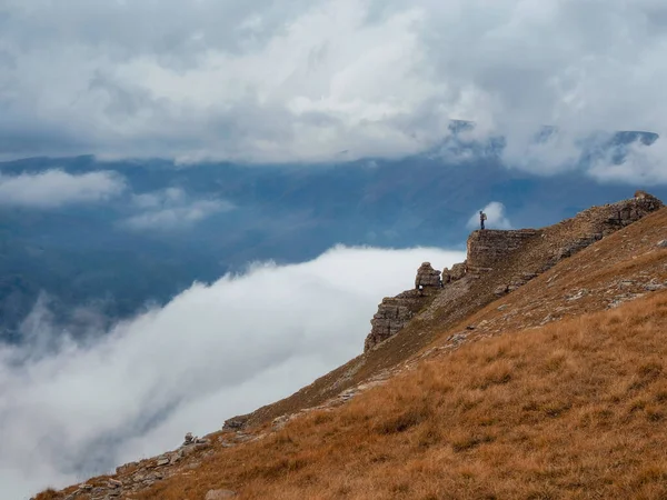 Mglisty Widok Góry Klifu Bardzo Dużej Wysokości Malowniczy Alpejski Krajobraz — Zdjęcie stockowe