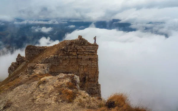 Turystyczne Spacery Górach Pobliżu Krawędzi Otchłani Dużej Wysokości Pod Zachmurzonym — Zdjęcie stockowe