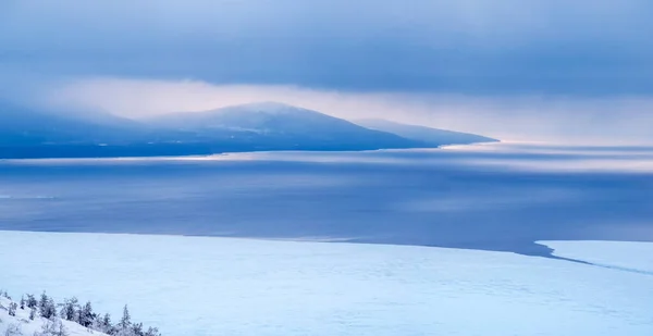 Панорамный Вид Красивый Зимний Морской Пейзаж Ледяное Побережье Незамерзшая Вода — стоковое фото