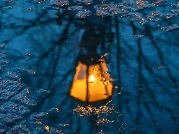 Lanterna Antiga Borrada Brilha Amarela Refletida Uma Poça Primavera Vista — Fotografia de Stock