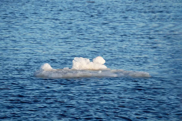 Iceberg Branco Dos Restos Gelo Flutua Água Azul Gelo Derrete — Fotografia de Stock