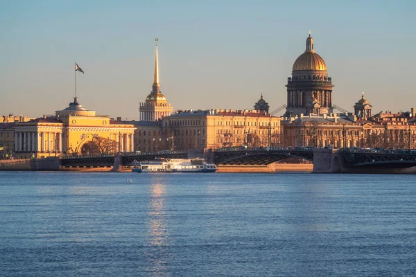 Barco Turístico Está Navegando Bajo Puente Primavera San Petersburgo Con — Foto de Stock
