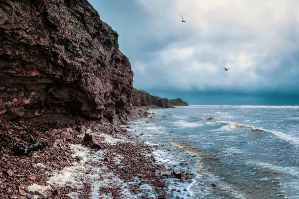 岩石悬崖峭壁在水面之上 有潮汐海岸线 海洋中的海岩峭壁 用于旅游和广告的漂亮的海壁纸 暴风雨的风景 — 图库照片