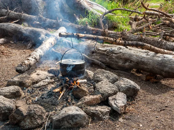 Cozinha Campismo Cozinhar Comida Fogo Estado Selvagem Chaleira Fuligem Pendurada — Fotografia de Stock