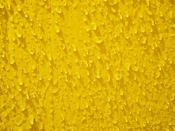 Gotas Chuva Toldo Amarelo São Iluminadas Pelo Sol Brilhante — Fotografia de Stock
