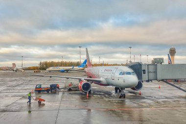 Mineralnye Vody, Rusya - Ekim 09, 2022: Rusya Havayolları yolcu uçağı yolcuları. Havaalanındaki Airbus park yerinde.. 